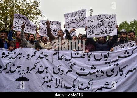 3 aprile 2018 - Srinagar, J&K, India - Membri del Kashmir alleanza economica (KEA) gridare anti-Indiani slogan durante una manifestazione di protesta contro le uccisioni in incontri separati nel sud del Kashmir a Srinagar, Indiano Kashmir amministrato. Il Kashmir ha continuato a restare chiuso per il secondo giorno consecutivo il martedì contro l'uccisione di 17 persone di cui 13 militanti e 4 civili in incontri separati nel sud del Kashmir. Negozi, scuole e università sono state chiuse a seguito di una chiamata dai separatisti, mentre le autorità ha imposto il coprifuoco in diverse aree per fermare le proteste di strada. Nel frattempo, scontri scoppiati in s Foto Stock