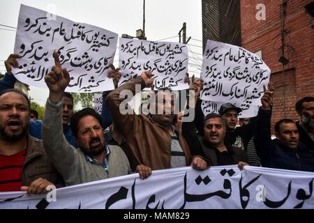 3 aprile 2018 - Srinagar, J&K, India - Membri del Kashmir alleanza economica (KEA) gridare anti-Indiani slogan durante una manifestazione di protesta contro le uccisioni in incontri separati nel sud del Kashmir a Srinagar, Indiano Kashmir amministrato. Il Kashmir ha continuato a restare chiuso per il secondo giorno consecutivo il martedì contro l'uccisione di 17 persone di cui 13 militanti e 4 civili in incontri separati nel sud del Kashmir. Negozi, scuole e università sono state chiuse a seguito di una chiamata dai separatisti, mentre le autorità ha imposto il coprifuoco in diverse aree per fermare le proteste di strada. Nel frattempo, scontri scoppiati in s Foto Stock