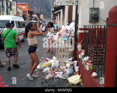 Tepoztlan, MORELOS, Messico. Xviii Mar, 2018. Una giovane donna si vede il deposito di rifiuti in contenitori per rifiuti supera la loro capacità, nonostante il grande afflusso di turismo a Tepoztlan le autorità locali non soddisfano le esigenze di evitare inquinamento e mantenere le strade pulite. Credito: Carlos Tischler SOPA/images/ZUMA filo/Alamy Live News Foto Stock