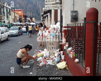 Tepoztlan, MORELOS, Messico. Xviii Mar, 2018. Una giovane donna si vede il deposito di rifiuti in contenitori per rifiuti supera la loro capacità, nonostante il grande afflusso di turismo a Tepoztlan le autorità locali non soddisfano le esigenze di evitare inquinamento e mantenere le strade pulite. Credito: Carlos Tischler SOPA/images/ZUMA filo/Alamy Live News Foto Stock