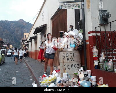 Tepoztlan, MORELOS, Messico. Xviii Mar, 2018. Una giovane donna si vede il deposito di rifiuti in contenitori per rifiuti supera la loro capacità, nonostante il grande afflusso di turismo a Tepoztlan le autorità locali non soddisfano le esigenze di evitare inquinamento e mantenere le strade pulite. Credito: Carlos Tischler SOPA/images/ZUMA filo/Alamy Live News Foto Stock