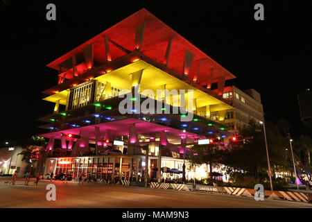 Miami, Stati Uniti d'America. 2 apr, 2018. L'iconico di Herzog & de Meuron-edificio progettato a 1111 Lincoln Road sulla spiaggia di South Beach è illuminata con i colori di un arcobaleno durante il calcio d' inizio evento per Miami Beach Gay Pride on April 02, 2018 a Miami in Florida. (Foto di Sean I draghetti/Alamy Live News) Credito: SEAN I draghetti/Alamy Live News Foto Stock