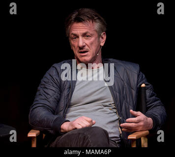 Santa Monica, California, Stati Uniti d'America. 03 apr, 2018. SEAN PENN discute il suo primo romanzo, "Bob il miele che non roba' a colloqui Live Los Angeles evento. Credito: Brian Cahn/ZUMA filo/Alamy Live News Foto Stock