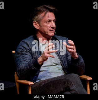 Santa Monica, California, Stati Uniti d'America. 03 apr, 2018. SEAN PENN discute il suo primo romanzo, "Bob il miele che non roba' a colloqui Live Los Angeles evento. Credito: Brian Cahn/ZUMA filo/Alamy Live News Foto Stock