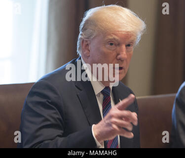 Washington, Distretto di Columbia, Stati Uniti d'America. 3 apr, 2018. Il Presidente degli Stati Uniti, Trump detiene un pranzo con gli Stati baltici i capi di Stato e di governo alla Casa Bianca a Washington DC, Aprile 3, 2018. Credito: Chris Kleponis/Piscina via CNP Credito: Chris Kleponis/CNP/ZUMA filo/Alamy Live News Foto Stock