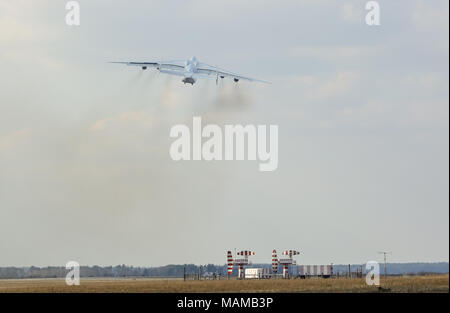 Kiev, Ucraina. 3 apr, 2018. Un Antonov un-225 Mriya cargo aereo, di tutto il mondo più grande velivolo, decolla durante il suo primo volo commerciale dopo la ristrutturazione di un aeroporto nell'insediamento di Hostomel al di fuori di Kiev, Ucraina Aprile 3, 2018. Credito: Sergii Kharchenko/ZUMA filo/Alamy Live News Foto Stock