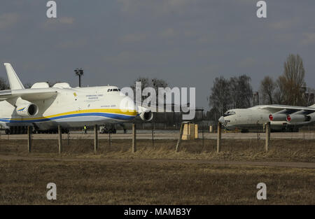 Kiev, Ucraina. 3 apr, 2018. Una IL-76 Piano (R) è visto accanto a Antonov un-225 Mriya piano di carico (L), il più grande del mondo di aeromobili, prima del suo decollo durante il primo volo commerciale dopo la ristrutturazione di un aeroporto nell'insediamento di Hostomel al di fuori di Kiev, Ucraina Aprile 3, 2018. Credito: Sergii Kharchenko/ZUMA filo/Alamy Live News Foto Stock