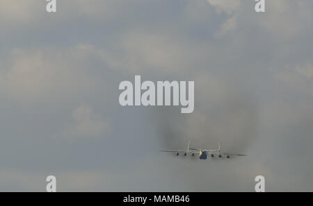 Kiev, Ucraina. 3 apr, 2018. Un Antonov un-225 Mriya cargo aereo, di tutto il mondo più grande velivolo, decolla durante il suo primo volo commerciale dopo la ristrutturazione di un aeroporto nell'insediamento di Hostomel al di fuori di Kiev, Ucraina Aprile 3, 2018. Credito: Sergii Kharchenko/ZUMA filo/Alamy Live News Foto Stock