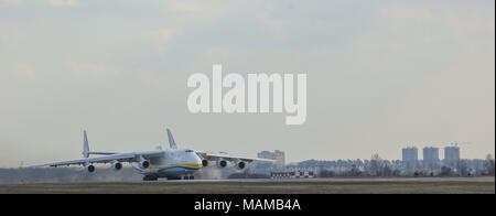 Kiev, Ucraina. 3 apr, 2018. Un Antonov un-225 Mriya cargo aereo, di tutto il mondo più grande velivolo, decolla durante il suo primo volo commerciale dopo la ristrutturazione di un aeroporto nell'insediamento di Hostomel al di fuori di Kiev, Ucraina Aprile 3, 2018. Credito: Sergii Kharchenko/ZUMA filo/Alamy Live News Foto Stock