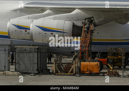 Kiev, Ucraina. 3 apr, 2018. Un Antonov un-124 cargo aereo, è visto alla riparazione di zona in corrispondenza di un aerodromo nell'insediamento di Hostomel al di fuori di Kiev, Ucraina Aprile 3, 2018. Credito: Sergii Kharchenko/ZUMA filo/Alamy Live News Foto Stock