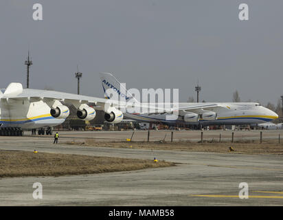 Kiev, Ucraina. 3 apr, 2018. Un Antonov un-225 Mriya piano di carico (L), il più grande del mondo di aeromobili, si è visto all'airbase prima del suo decollo durante il primo volo commerciale dopo la ristrutturazione di un aeroporto nell'insediamento di Hostomel al di fuori di Kiev, Ucraina Aprile 3, 2018. Credito: Sergii Kharchenko/ZUMA filo/Alamy Live News Foto Stock