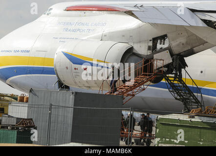 Kiev, Ucraina. 3 apr, 2018. Un Antonov un-124 cargo aereo, è visto alla riparazione di zona in corrispondenza di un aerodromo nell'insediamento di Hostomel al di fuori di Kiev, Ucraina Aprile 3, 2018. Credito: Sergii Kharchenko/ZUMA filo/Alamy Live News Foto Stock