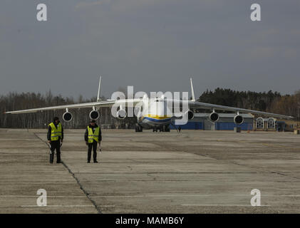 Kiev, Ucraina. 3 apr, 2018. Un Antonov un-225 Mriya cargo aereo, il più grande del mondo di aeromobili, si è visto all'airbase prima del suo decollo durante il primo volo commerciale dopo la ristrutturazione di un aeroporto nell'insediamento di Hostomel al di fuori di Kiev, Ucraina Aprile 3, 2018. Credito: Sergii Kharchenko/ZUMA filo/Alamy Live News Foto Stock