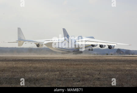 Kiev, Ucraina. 3 apr, 2018. Un Antonov un-225 Mriya cargo aereo, di tutto il mondo più grande velivolo, decolla durante il suo primo volo commerciale dopo la ristrutturazione di un aeroporto nell'insediamento di Hostomel al di fuori di Kiev, Ucraina Aprile 3, 2018. Credito: Sergii Kharchenko/ZUMA filo/Alamy Live News Foto Stock