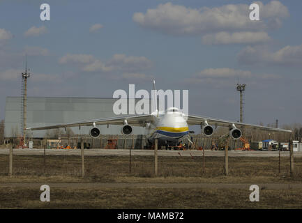 Kiev, Ucraina. 3 apr, 2018. Un Antonov un-225 Mriya cargo aereo, il più grande del mondo di aeromobili, si è visto all'airbase prima del suo decollo durante il primo volo commerciale dopo la ristrutturazione di un aeroporto nell'insediamento di Hostomel al di fuori di Kiev, Ucraina Aprile 3, 2018. Credito: Sergii Kharchenko/ZUMA filo/Alamy Live News Foto Stock