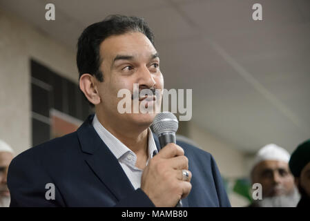 Londra, Regno Unito. 3 Aprile, 2018. Waltham Forest Stand fino al razzismo contro l odio e la scandalosa 'punire un musulmano giorno " lettera recentemente inviata a tutte le case del paese è ancora un altro esempio di anti-Musulmano antimperialismo che ha raddoppiato rispetto allo scorso anno il 3 marzo 2018 a Lea Bridge Road moschea, Londra, Regno Unito. Credito: Vedere Li/Alamy Live News Foto Stock