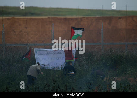 Si verificano scontri tra giovani palestinesi e soldati israeliani nel nord della Striscia di Gaza, a est di Beit Lahia città. 3 apr, 2018. I palestinesi sono stati la dimostrazione a sostegno del diritto di ritorno, a seguito del recente ''˜Marzo del ritorno' nella Striscia di Gaza. Un certo numero di manifestanti palestinesi sono stati feriti dopo inalazione di gas lacrimogeno lanciato contro di loro dalle forze di sicurezza israeliane durante il cashes Credito: Ahmad Hasaballah/ImagesLive/ZUMA filo/Alamy Live News Foto Stock