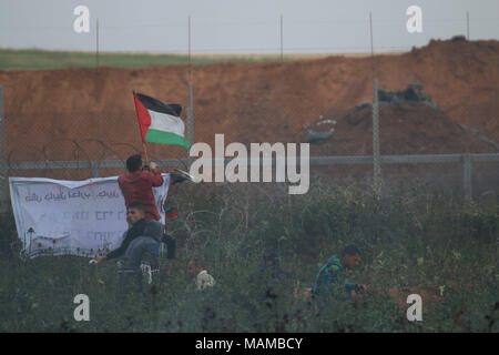 Si verificano scontri tra giovani palestinesi e soldati israeliani nel nord della Striscia di Gaza, a est di Beit Lahia città. 3 apr, 2018. I palestinesi sono stati la dimostrazione a sostegno del diritto di ritorno, a seguito del recente ''˜Marzo del ritorno' nella Striscia di Gaza. Un certo numero di manifestanti palestinesi sono stati feriti dopo inalazione di gas lacrimogeno lanciato contro di loro dalle forze di sicurezza israeliane durante il cashes Credito: Ahmad Hasaballah/ImagesLive/ZUMA filo/Alamy Live News Foto Stock