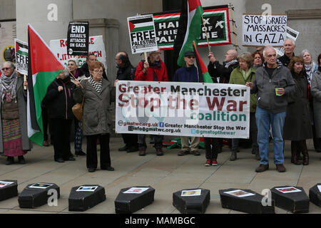 Manchester, Regno Unito. 3 Aprile, 2018. La Palestina Campagna di Solidarietà e sostenitori della Palestina tenere una veglia dopo il recente assassinio e lesioni del Palestiians durante una manifestazione di protesta nei pressi della frontiera Gaza. Le bare che rappresentano i bambini uccisi in conflitto sono stabiliti sul terreno durante la veglia, St Peters Square, Manchester, 3 Aprile, 2018 (C)Barbara Cook/Alamy Live News Foto Stock