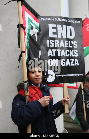 Manchester, Regno Unito. 3 Aprile, 2018. Un giovane ragazzo sorregge un cartello che recita "Fine Israels attacchi su Gaza a una veglia, St Peters Square, Manchester, 3 Aprile, 2018 (C)Barbara Cook/Alamy Live News Foto Stock