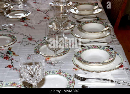 Sala da pranzo con piatti e bicchieri Foto Stock