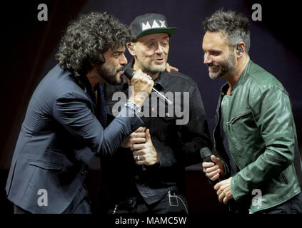 Napoli, Italia. 03Th Apr. Nek e Max Pezzali e Francesco Renga, tre grande musica italiana cantanti insieme per il loro tour "Max Nek Renga, il Tour", sul palcoscenico del Teatro Palapartenope a Napoli, Italia. Credito: Mariano Montella/Alamy Live News Foto Stock