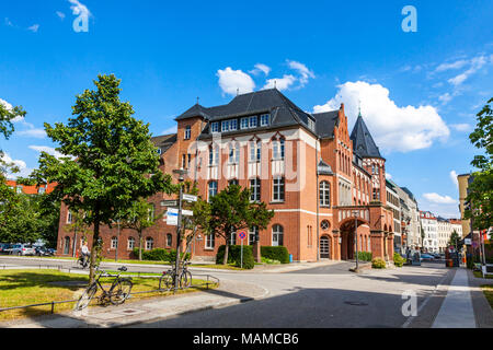 Berlino, Germania - luglio 1, 2014: La Charite Universitatsmedizin di Berlino, il più grande d'Europa clinica universitaria. Edificio centrale del Campus Charite Mitte ( Foto Stock