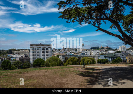Vista della skyline di San Francisco da Alamo Square Park. Foto Stock