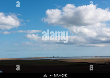 Dune di sabbia costiere su Holy Island, Northumberland, Regno Unito, sotto un cielo lunare. Un tranquillo paesaggio marino naturale in un ambiente costiero protetto. Foto Stock