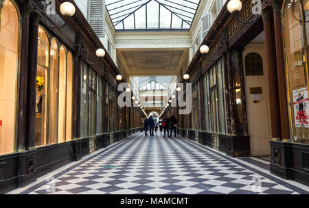 Galerie Vero Dodat vicino Palais-Royal. Galerie Vero Dodat è uno dei 150 corridoi e gallerie che sono stati aperti a Parigi nella metà del XIX secolo. Foto Stock