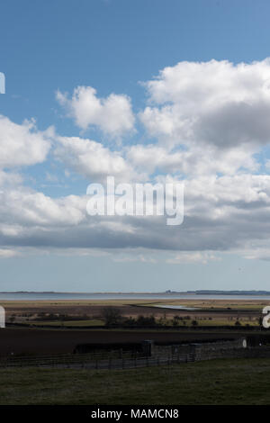 Dune di sabbia costiere su Holy Island, Northumberland, Regno Unito, sotto un cielo lunare. Un tranquillo paesaggio marino naturale in un ambiente costiero protetto. Foto Stock
