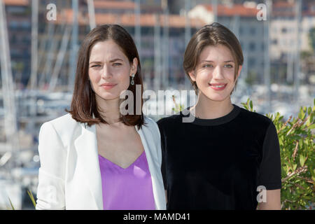 Yuliya Snigir e Anna Chipovskaya, la strada verso il Calvario frequentare il Photocall al Mipcom di Cannes, Francia, 16 Ottobre 2017 Foto Stock