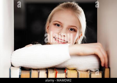 Ragazza adolescente in una libreria Foto Stock