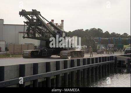 Comune Base EXPEDITIONARY LITTLE CREEK-Fort Story (28 marzo 2018) Seabees da anfibio battaglione di costruzione 2 (ACB-2) spostare con cautela due Manitowoc 777 gru cingolate con braccio a tralicci a ANZIO beach in preparazione per la prossima elevata sistema Causeway (modulare) costruire a bordo comune Base Expeditionary poco Creek-Fort Storia. La Manitowoc 777 gru cingolate con braccio a tralicci sono i due più grandi militari cingolato azionato in base gru NEGLI STATI UNITI Marina e sono di proprietà di e gestito da ACB-2. (U.S. Foto di Marina di Massa lo specialista di comunicazione 2a classe Kenneth Gardner/rilasciato) Foto Stock