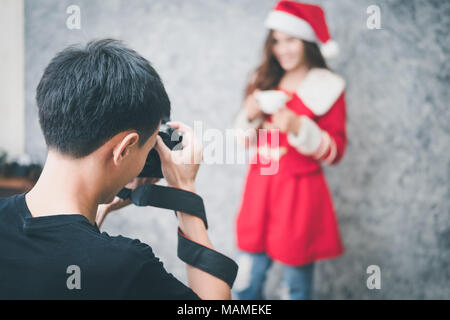 Fotografo lavora con il modello in studio con attrezzature Foto Stock