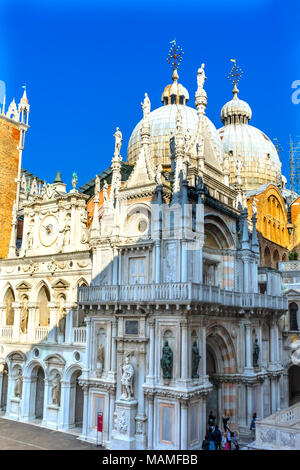 La Basilica di San Marco statue Venezia Italia. La Chiesa ha creato 1063 Annuncio, San Marco reliquie spostato in questa chiesa da Palazzo Ducale Foto Stock