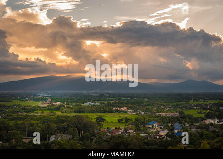 Antenna top view foto da flying drone del tempio buddista e i campi nella campagna di Chiang Mai, Thailandia del Nord Foto Stock