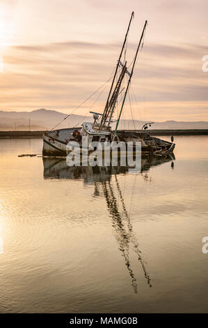 Abbandonata la pesca in barca, affondato al pilastro punto porto, Half Moon Bay, San Mateo County, California, Stati Uniti d'America Foto Stock