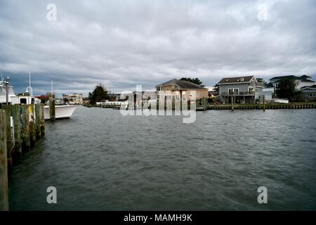 Vista di belle case su una sera Nuvoloso sul Assawoman bay a Ocean City, Maryland, Stati Uniti d'America Foto Stock