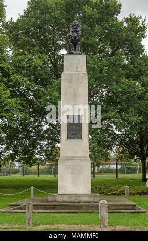 Memoriale di guerra per commemorare i membri della divisione VIII dell'Esercito britannico uccisi durante la guerra mondiale I. affacciato sulla strada nel centro di Monteforte Irpino Foto Stock