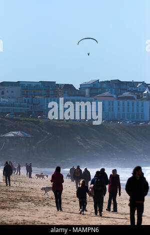 Un parapendio sorvolano Fistral Beach in Newquay Cornwall. Foto Stock