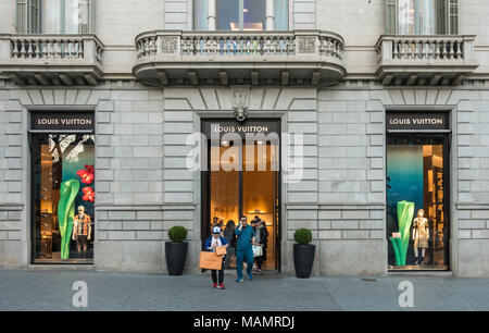 Barcellona, Spagna. Marzo 2018: la gente a piedi nella parte anteriore del Louis Vuitton shop Foto Stock