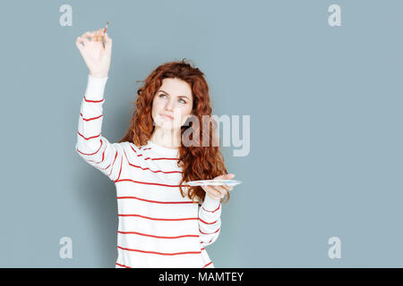 Felice donna di talento di verniciatura di un ritratto Foto Stock