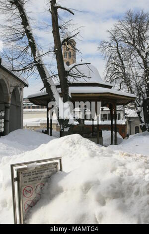 Baščaršija vecchio bazar di Sarajevo coperte da neve profonda Foto Stock