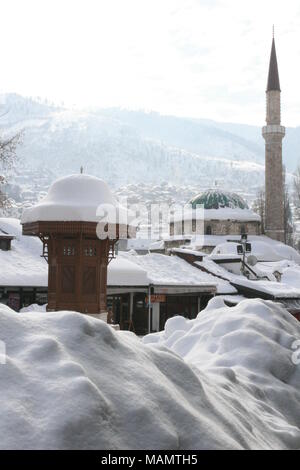 Baščaršija vecchio bazar di Sarajevo coperte da neve profonda Foto Stock