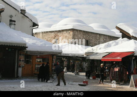 Baščaršija vecchio bazar di Sarajevo coperte da neve profonda Foto Stock