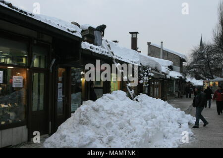 Baščaršija vecchio bazar di Sarajevo coperte da neve profonda Foto Stock