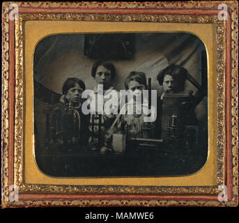 Ragazzi dietro un esperimento scientifico, sconosciuto, British. Data: tardi 1850s medie: Ambrotype Dimensioni: visibile: 5,6 x 6,9 cm (2 3/16 x 2 11/16 in.) Classificazione: Fotografie linea di credito: la collezione Rubel, acquisto, Richard e Ronay Menschel dono, 1997 Numero di accessione: 1997.382.50 questa illustrazione non è sul display . tardi 1850s. , British Foto Stock