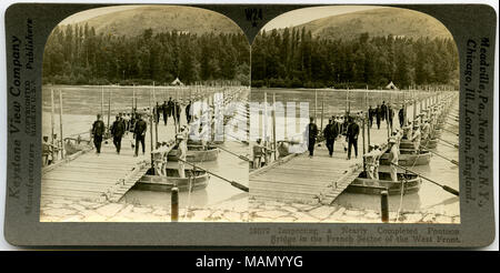 Orizzontale, seppia stereocard mostra ufficiali in uniforme attraversando un pontone ponte con gli uomini in piedi di galleggianti su entrambi i lati del ponte. Keystone Stereografia numero 18079. Il titolo recita: "L'ispezione di un quasi completato Pontoon Bridge nel settore francese del fronte ovest." Titolo: "ispezione di un pontone ponte nella sezione francese in via di completamento." . tra circa 1914 e circa 1918. Keystone View Company Foto Stock