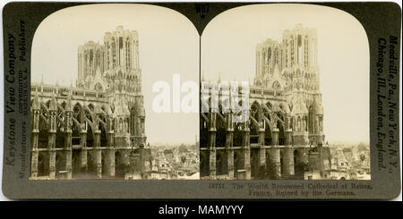 Orizzontale, seppia stereocard che mostra una vista laterale della cattedrale di Reims con danni di guerra. Keystone Stereografia numero 18731. Il titolo recita: 'Il mondo rinomata Cattedrale di Reims, Francia, rovinato dai tedeschi." Titolo: 'Il mondo rinomata Cattedrale di Reims, Francia, rovinato dai tedeschi.' . circa 1914. Keystone View Company Foto Stock